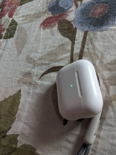 1 year used Earbuds pro apple original design by California