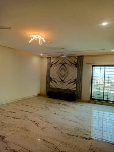 10 Marla 3 Bedrooms Flat Available For Rent.