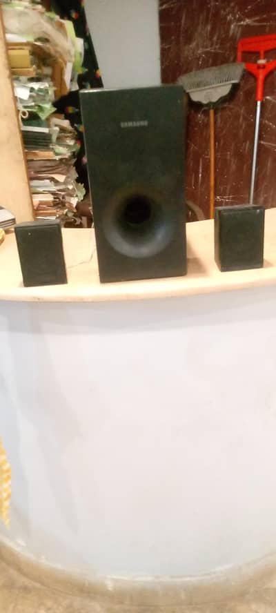 Samsung home theater heavy base sub coffee and speaker al ok no amplir