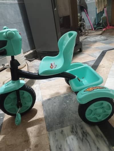 Tricycle available in 2 colors