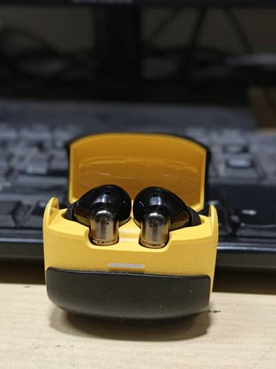 yar paso ki zarorat ha bach raha ho