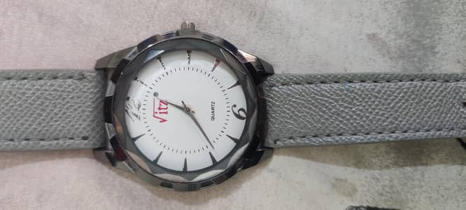 Water resistant,water pack scratch less watch in new and good