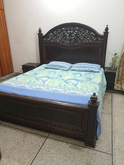 pure heavy wooden bed with dressing table bed in good condition