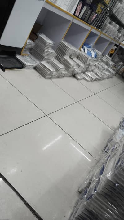 mobile pouch shop pr larke ki zarurat he