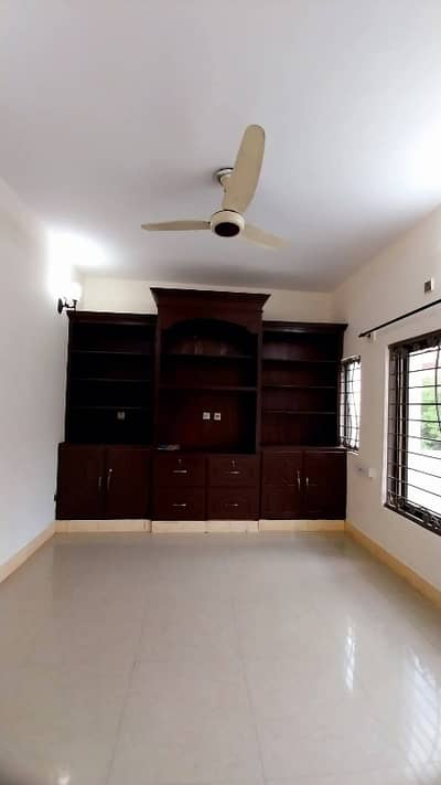 2 bedrooms & 1 small bedroom on top top & 3 bathrooms D