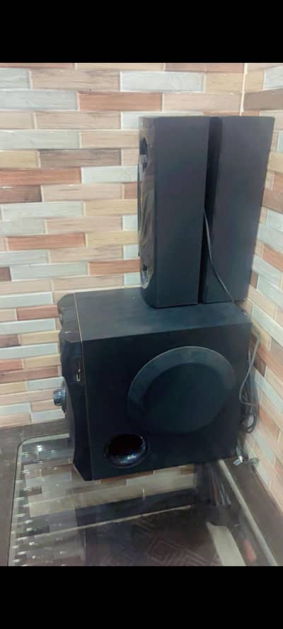 speaker ok hai boffer ke pichay wali lead bs hiltii hai