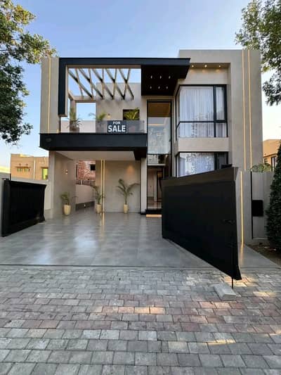 10 Marla Luxury House is Available for Rent in Bahria Town Lahore