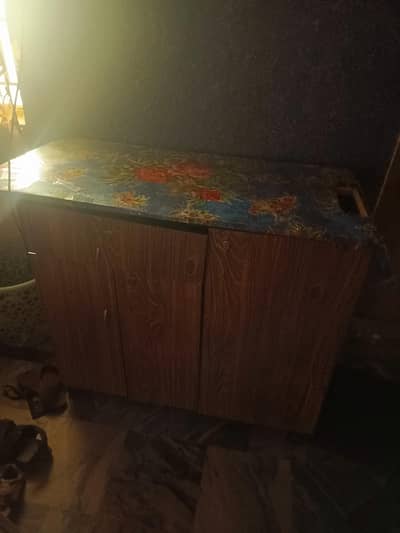 selling furnitute dressing table aur bartan wala table aur iron table