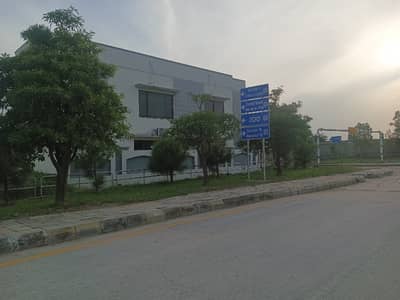 i Block 10 Marla Plot Available For Sale