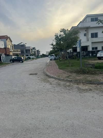 E Block 10 Marla plot available for sale