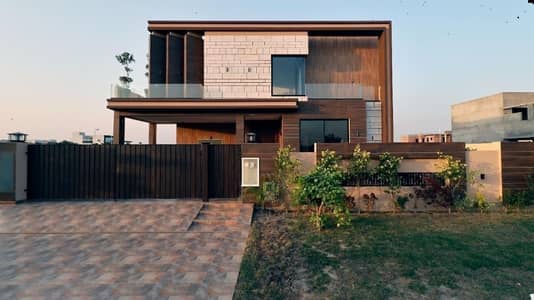 20 MARLA ELEGANT AND FULLY MAINTAINED SUPER HOT LOCATED USED BUNGALOW IS AVAILABLE IN THE BEST BLOCK OF DHA LAHORE.