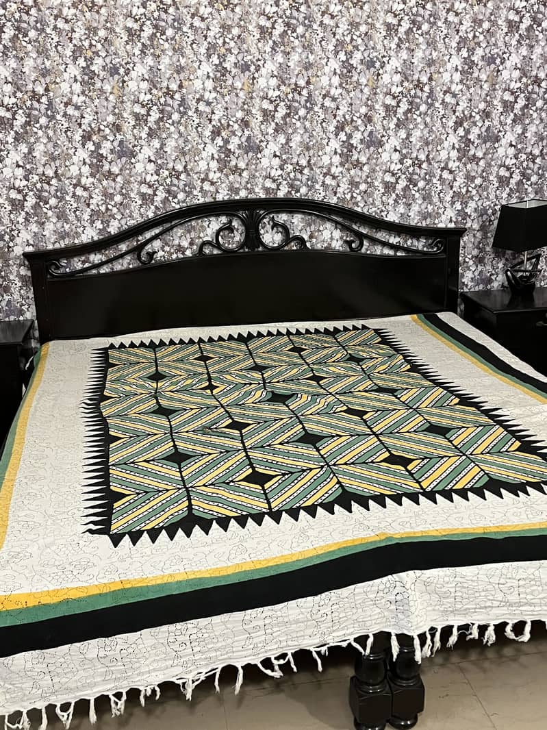 King size bed 0