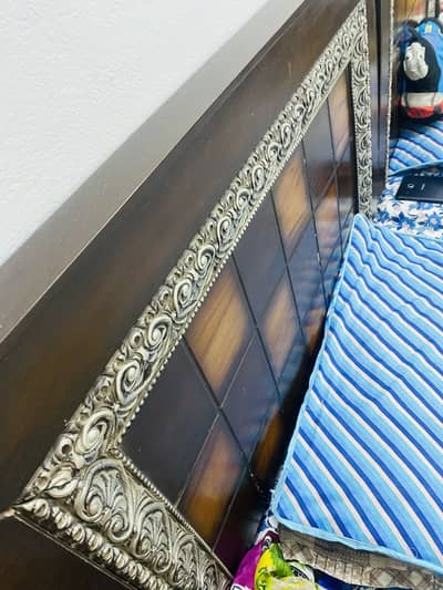 2 single wooden beds uses