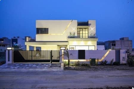 20 MARLA ELEGANT AND FULLY MAINTAINED SUPER HOT LOCATED USED BUNGALOW IS AVAILABLE IN THE BEST BLOCK OF DHA LAHORE.