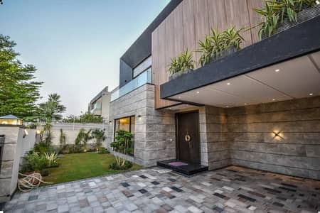 20 MARLA ELEGANT AND FULLY MAINTAINED SUPER HOT LOCATED USED BUNGALOW IS AVAILABLE IN THE BEST BLOCK OF DHA LAHORE.