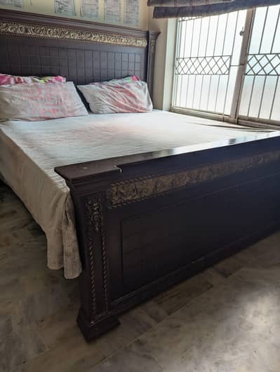 WOODEN BEDSET, WITH CARVED MIRROR AND SIDE TABLES, GOOD CONDITION
