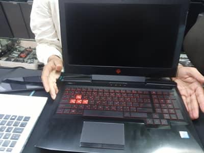 mai laptops ka km krta ho  3 years experience hai Lahore gulbrrg 3 mai