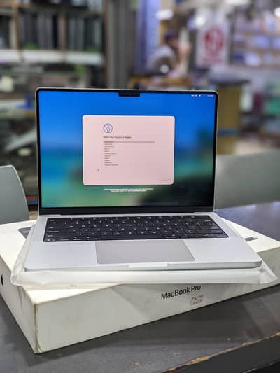 MacBook book M5 pro 14 inch 16 /512