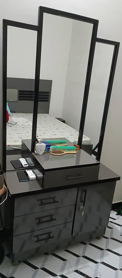 Modern Bedroom Set for Sale – Almost New (Without Mattress)