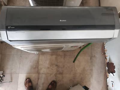 Gree Ac  DC inverter 1.5 tan  ka hai aur gas Puri hai