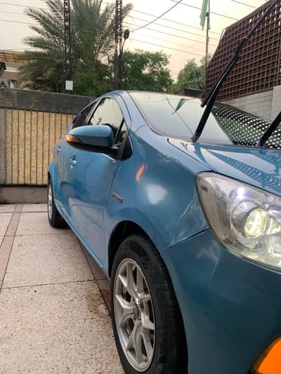 Toyata Aqua (hybrid)