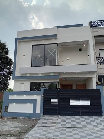 5.66 MARLA 60 FIT ROAD OWNER BUILD SOLID CONSTRUCTION HOUSE AVAILABLE FOR SALE