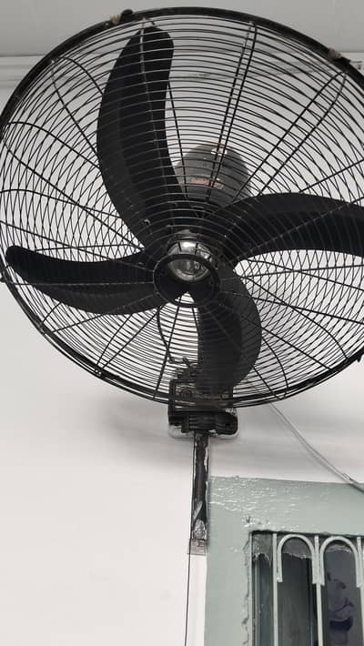 Bracket fans with adjustment box