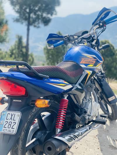Honda cb 125f brand new condition islamabad number urgent sale