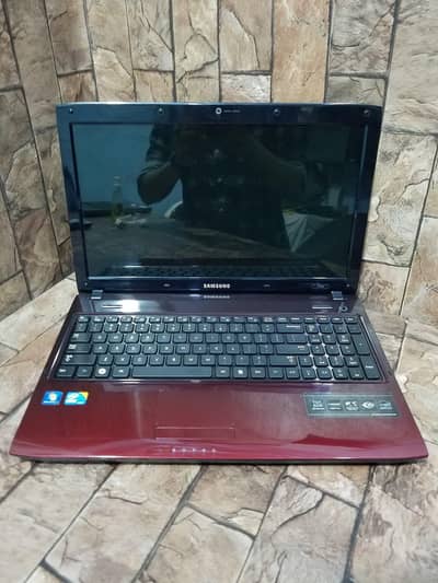 Samsung - i3- 4gb ram - 320 hdd-Nvidia GPU 330m