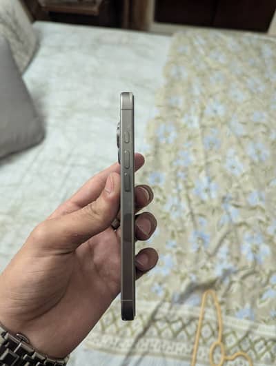 IPHONE 16 PRO JV 256 WITH CHARGER