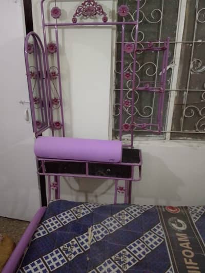 QUEEN SIZE BED AND DRESSING TABLE