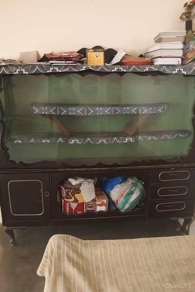 مضبوط لکڑی کا شوکیس / کیبنٹ – بہترین کوالٹی، اچھی حالت میں