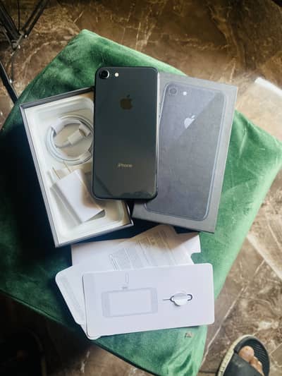 iPhone 8 (64gb)urgent Sale . 03:09:10:18:123