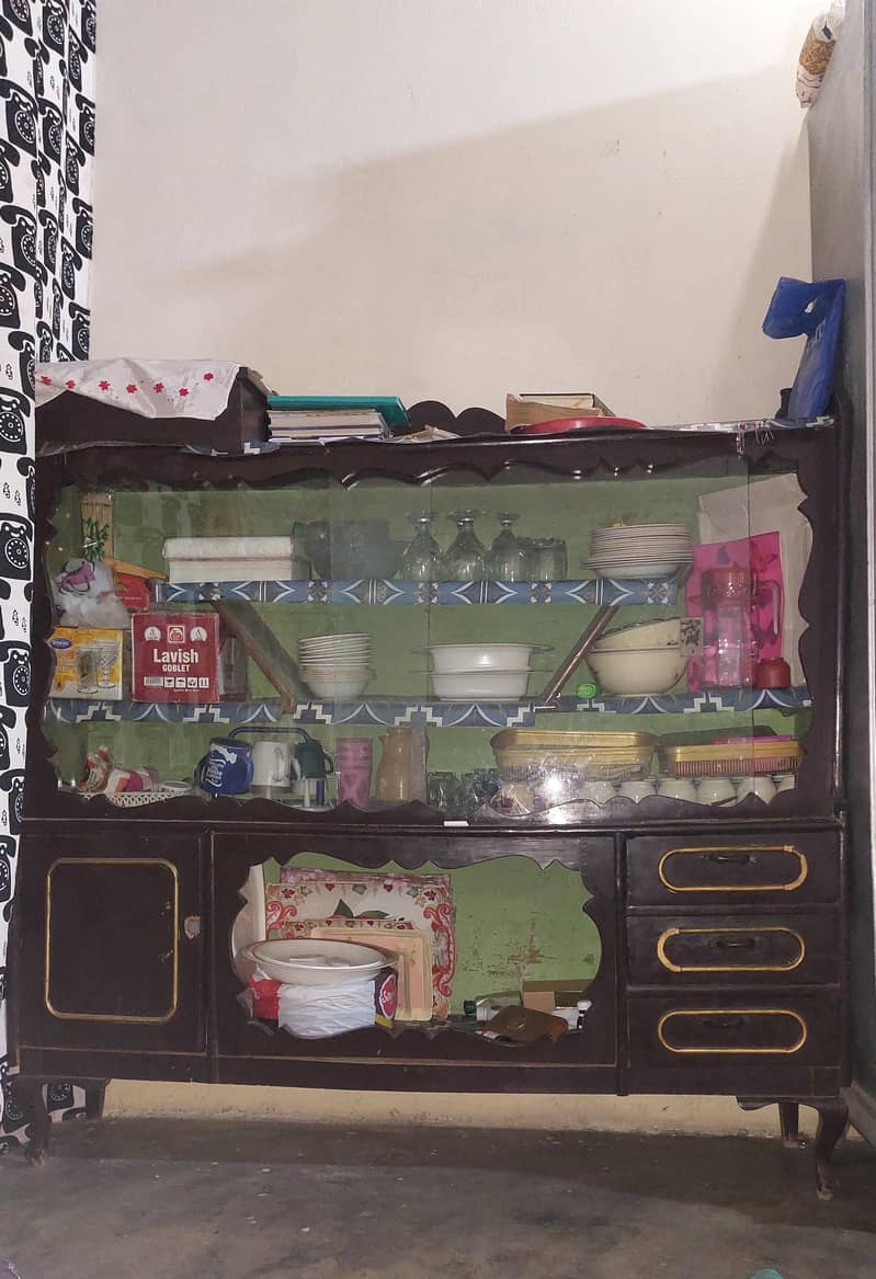 مضبوط لکڑی کا شوکیس / کیبنٹ – بہترین کوالٹی، اچھی حالت میں 2