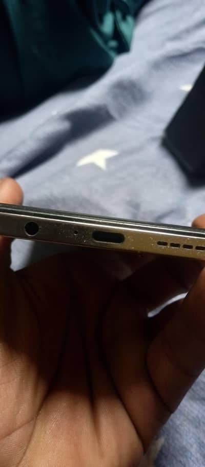 8+8ram. . . 256rom. . with charger. . . update k bad fngr work nai kr Rahi