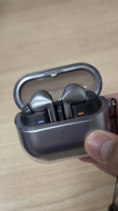 Samsung buds 3 pro , 10 by 10 new condition