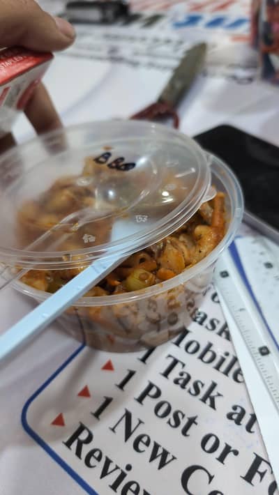 fastfood k lye chef helpers or delivery boy chhye