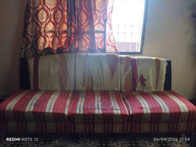 sirf is Ka kapra phata hua ha frame or spring or foam ok ha