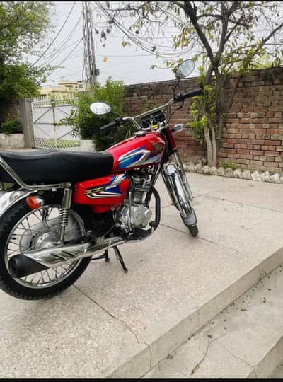 Honda 125 model 2022 red colour all ok . one handed use no open