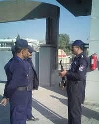 سکول میں سکیورٹی گارڈ کی ضرورت ہے 1