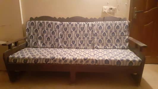 5 seater sofa with centre table for sale
