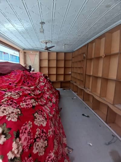 کپڑوں کی الماری ساتھ2 کونٹر  2دوکانوں کاسٹ آپ ہے ہ