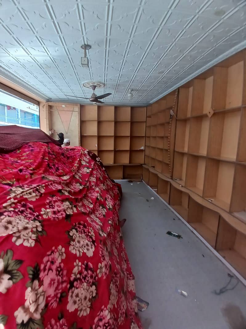 کپڑوں کی الماری ساتھ2 کونٹر  2دوکانوں کاسٹ آپ ہے ہ 0