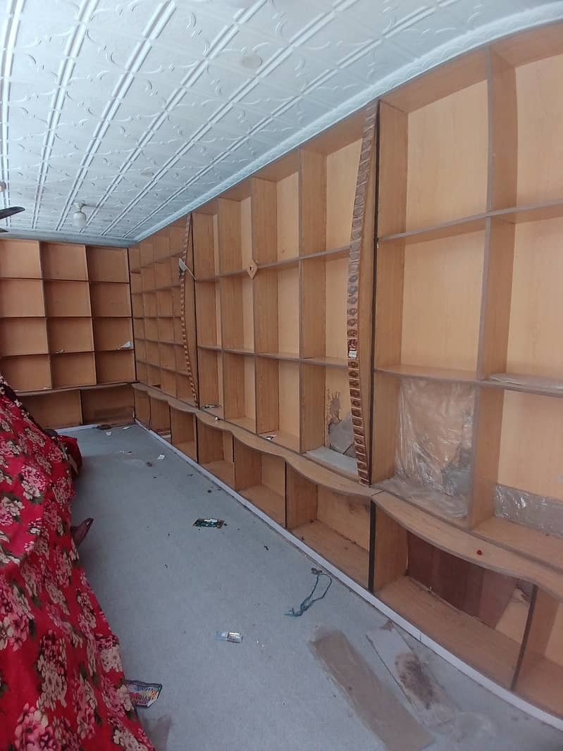 کپڑوں کی الماری ساتھ2 کونٹر  2دوکانوں کاسٹ آپ ہے ہ 1