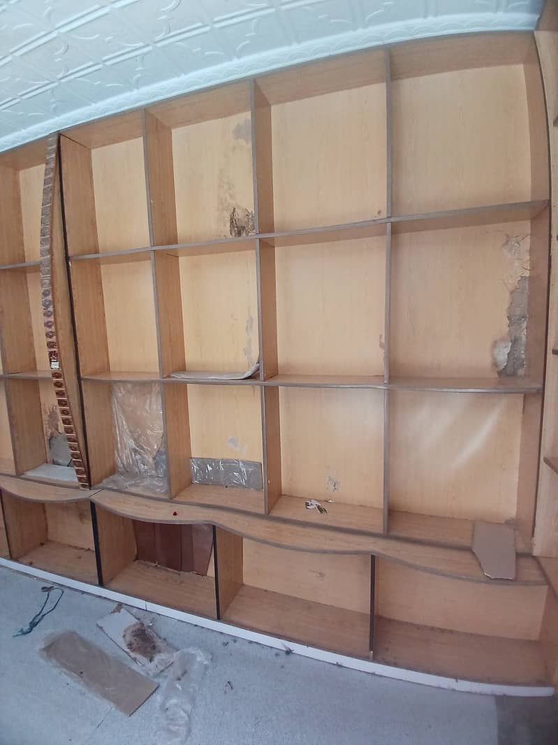 کپڑوں کی الماری ساتھ2 کونٹر  2دوکانوں کاسٹ آپ ہے ہ 2