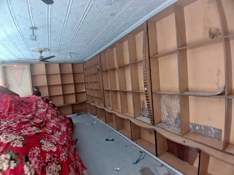 کپڑوں کی الماری ساتھ2 کونٹر  2دوکانوں کاسٹ آپ ہے ہ 3