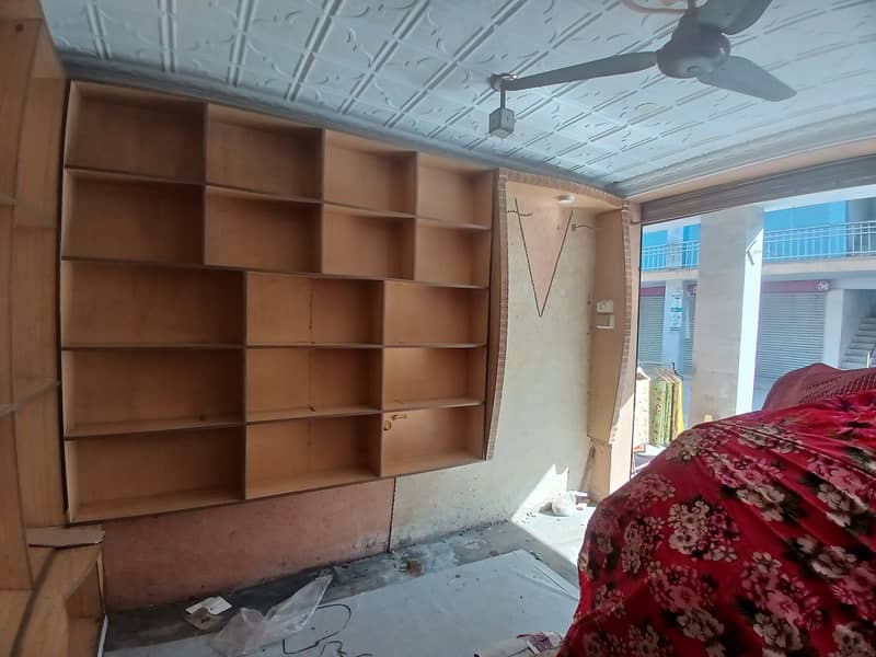 کپڑوں کی الماری ساتھ2 کونٹر  2دوکانوں کاسٹ آپ ہے ہ 4