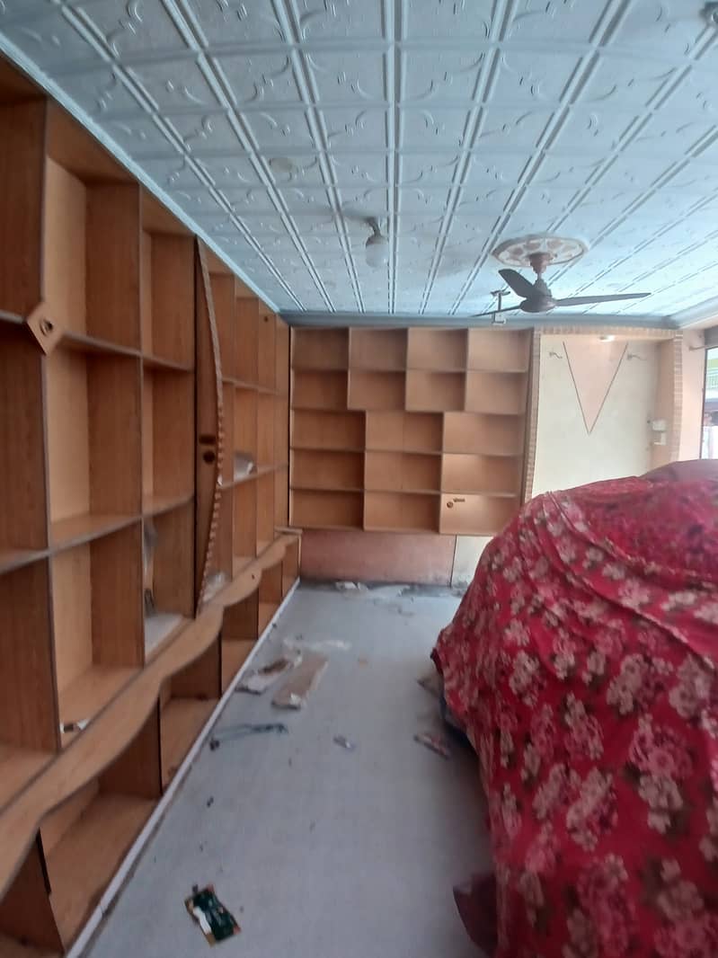 کپڑوں کی الماری ساتھ2 کونٹر  2دوکانوں کاسٹ آپ ہے ہ 8