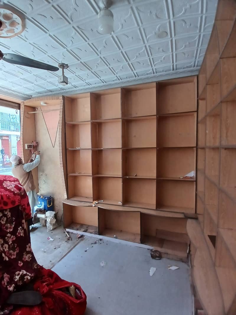 کپڑوں کی الماری ساتھ2 کونٹر  2دوکانوں کاسٹ آپ ہے ہ 9