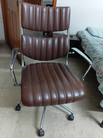 OFFICE CHAIR BEST CONDITION
